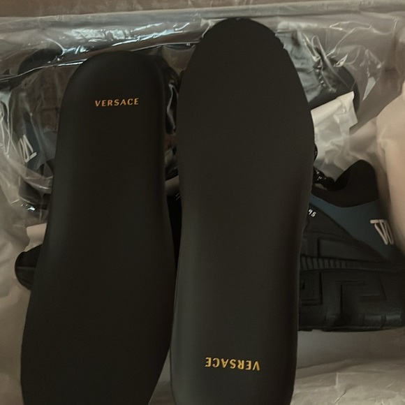 Men’s Size 10 (43) Versace Sneakers - Picture 5 of 12